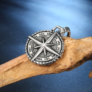 Pendentif boussole rétro en acier inoxydable avec finition argent vieilli sur bois