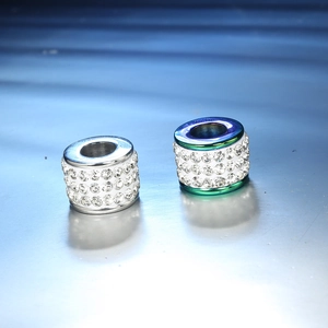 Vue macro de breloques en argent et irisées avec pavé de strass à plusieurs rangées