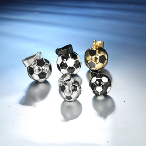 Vue détaillée de pendentifs ballon de foot en acier inoxydable avec finition en émail