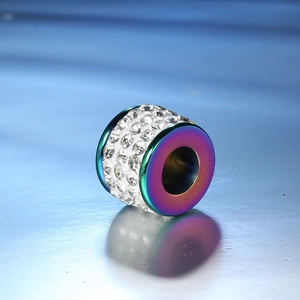 Macro d'une perle cylindre arc-en-ciel avec trois rangées de strass en serti pavé dense