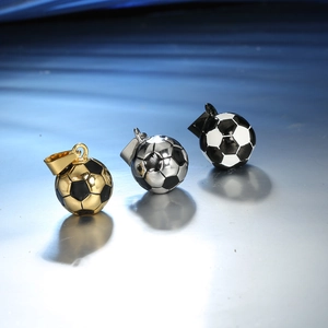 Trois pendentifs ballon de foot en acier inoxydable doré, argenté et noir-blanc