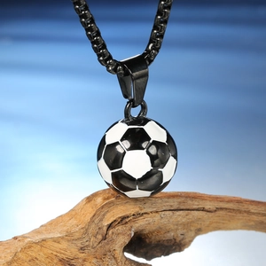 Collier avec pendentif ballon de football en acier poli sur un support en bois naturel