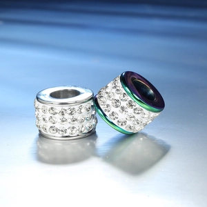 Vue macro de breloques cylindriques en moissanite étincelantes en argent et arc-en-ciel