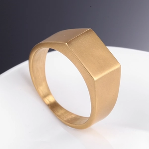 Macro di anello da uomo dorato con superficie rettangolare piatta con finitura satinata