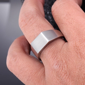 Macro di anello da uomo in acciaio spazzolato opaco con superficie piatta rettangolare