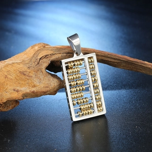 Colgante de ábaco de acero inoxidable con cuentas doradas móviles en fondo de madera
