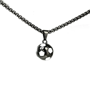 Pendentif de football en émail noir et blanc sur une chaîne à maille vénitienne noire