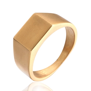 Anello con sigillo da uomo in titanio dorato con superficie rettangolare piatta spazzolata