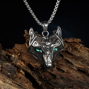 Retro wolf head titanium steel pendant necklace with green gemstone eyes and box chain
