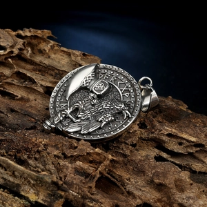Collar vikingo vintage de acero inoxidable con colgante de cuervo y runas