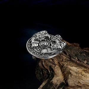 Macro-detail van de Noordse Viking Valknut-hanger met Huginn en Muninn raafgravures