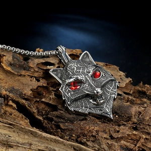 Wikinger Wolfskopf Halskette mit roten Edelsteinaugen und Edelstahlkette