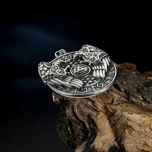 Vintage Viking tijger hanger van roestvrij staal met Valknut en runen op houten achtergrond
