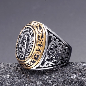 Vintage Edelstahlring mit Guadalupe-Relief auf dunklem Stein für Herren im Retro-Stil