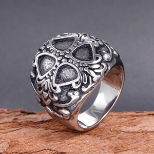 Anillo gótico vintage de acero inoxidable plateado envejecido en base de madera