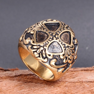 Anillo de sello vintage en acero inoxidable dorado para hombre con relieve de trébol y acabado