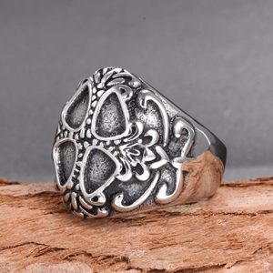Anillo de banda ancha de acero inoxidable vintage con acabado en plata oxidada y relieve
