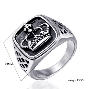 Détail de la couronne gravée sur la bague punk en acier inoxydable argenté avec poids