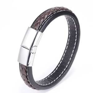Détail du bracelet multicouche en cuir noir et marron avec fermoir magnétique poli