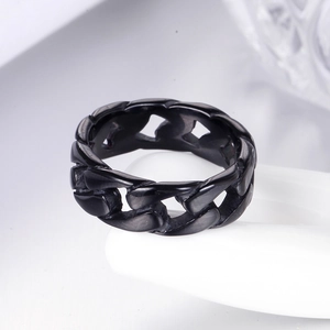 Vue macro d'une bague chaîne cubaine noire pour homme avec finition mate