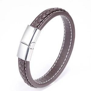 Détail d'un bracelet en cuir tressé marron avec fermoir magnétique en acier inoxydable poli