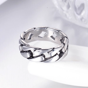 Détail macro d'une bague chaîne gourmette vintage pour homme au fini argenté antique