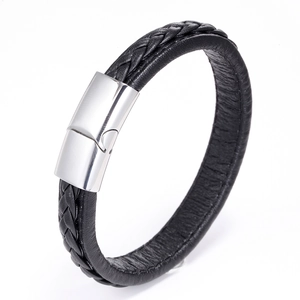 Détail du bracelet en cuir noir tressé avec fermoir magnétique en forme de cœur poli