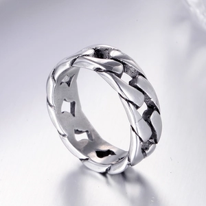 Vue macro de la bague gourmette pour homme en acier inoxydable oxydé de style rétro