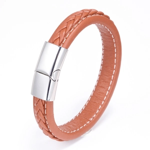 Gros plan détaillé d'un bracelet en cuir tressé marron avec fermoir magnétique argenté