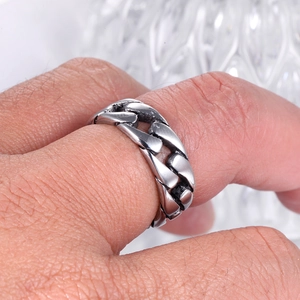 Gros plan d'une bague pour homme avec chaîne gourmette vintage en acier inoxydable