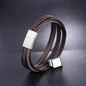Dettaglio del bracciale multistrato in pelle intrecciata con fibbia magnetica argento opaco