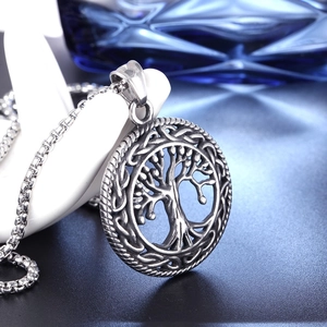 Dettaglio macro del ciondolo Albero della Vita con nodi celtici su catena in acciaio
