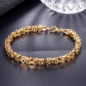 Detail eines goldenen Byzantiner-Gliederarmbands aus Titanstahl mit Karabinerverschluss