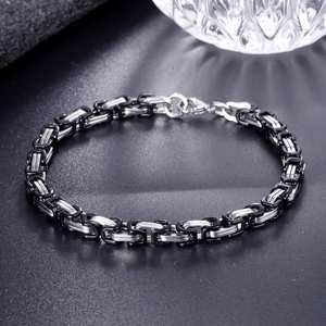 Detailansicht des silber-schwarzen Byzantiner-Kettenarmbands aus Titanstahl für Herren