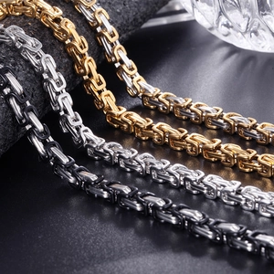 Nahaufnahme von Titanstahlketten im Byzantiner-Stil in Gold, Silber, Schwarz und Tricolor
