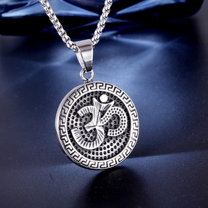 Collier vintage en acier titane avec pendentif symbole Om et motif grec sur fond bleu