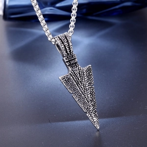 Collier homme pendentif flèche vintage en acier inoxydable avec texture et chaîne box