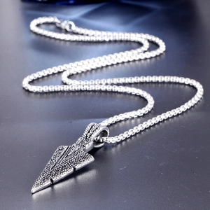 Collier pour hommes en acier inoxydable avec pendentif flèche à texture granulée