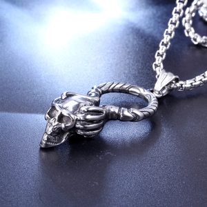 Collier tête de mort gothique en acier inoxydable vintage avec détail de main squelette