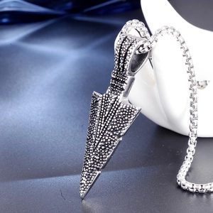 Collier pour homme avec pendentif flèche en acier inoxydable argenté vieilli et chaîne maille