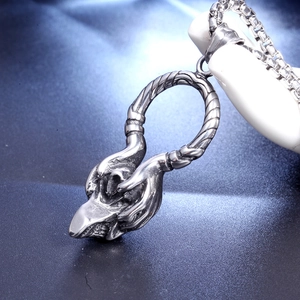 Collier gothique en acier inoxydable pour homme avec pendentif crâne de loup et mains jointes