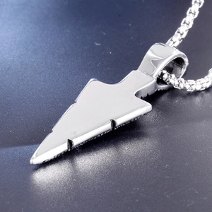 Collier avec pendentif flèche en acier inoxydable argenté et chaîne box classique