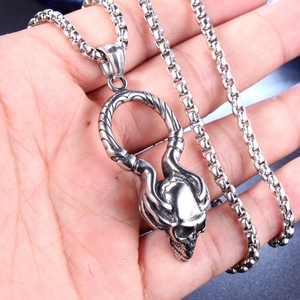 Collier avec pendentif crâne gothique en acier inoxydable argenté vintage
