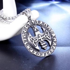 Collana hip hop con pendente rune vichinghe argentate e dettaglio ascia celtica