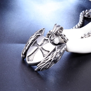 Collana con ciondolo a scudo hip hop con croce e ali in acciaio inossidabile argento