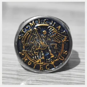Anello da uomo San Michele in acciaio inossidabile con rilievo dorato e smalto nero