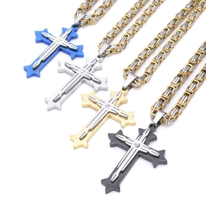 Détail de pendentifs croix multicouches en quatre couleurs avec zircone et chaînes chunky