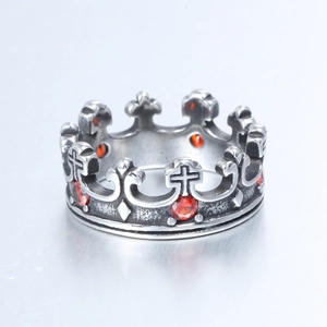 Nahaufnahme eines Vintage-Kronenrings mit roten Zirkonia und gotischen Kreuzmustern