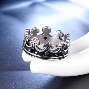 Detail eines silbernen Kronenrings im Vintage-Stil mit schwarzen Steinen und Kreuzgravur