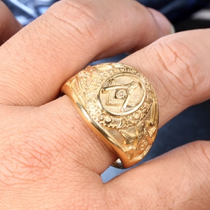 Men's golden Masonic ring in stainless steel with compass and square symbol on finger